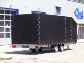 Fahrzeugtransporter mit Plane