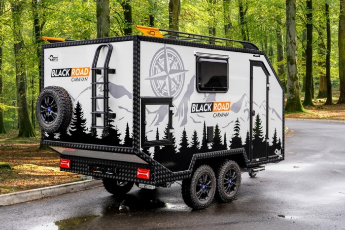 <strong>SPEEDCARAVAN BLACK ROAD </strong> 
